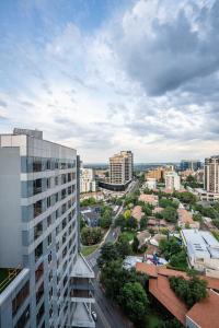 een luchtzicht op een stad met gebouwen bij Spacious 2BR APT Near Sandton City -No Loadshedding in Johannesburg
