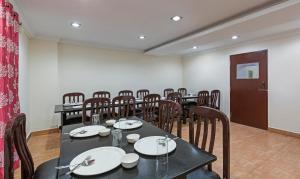 uma sala de conferências com uma mesa e cadeiras em Treebo Trend Akshaya Residency em Bangalore