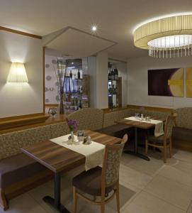 A seating area at Wellnesshotel Aumühle