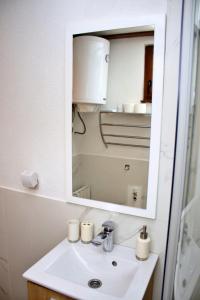 y baño con lavabo y espejo. en Eko kuca Jandro, en Šipovo