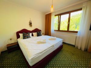 a bedroom with a large bed in a room at Dorfpension Mariahilfberg in Gutenstein