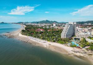 een luchtzicht op een strand en gebouwen bij Hilton Hua Hin Resort & Spa in Hua Hin