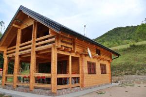 una cabaña de madera con techo de gambrel en Eko kuca Jandro, en Šipovo