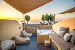 Cyclops Beach Apartments的休息区