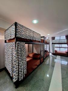 - une chambre avec 2 lits superposés dans l'établissement Cody Backpackers CNX, à Chiang Mai
