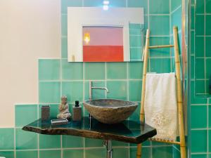 een badkamer met een wastafel en een spiegel bij Da Ida in Bosa