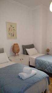 Habitación con 2 camas y sofá en Beach Retreat in town en Kórinthos
