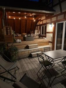 patio con tavolo e sedie su una terrazza di La Grange 1578 a Obernai