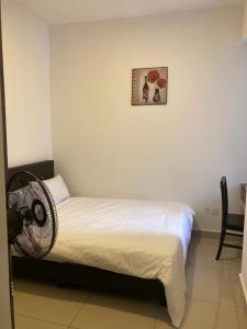ein Schlafzimmer mit einem Bett mit einem Ventilator darauf in der Unterkunft SmileHome - Palas Horizon Residence 3R2B Apartment in Brinchang