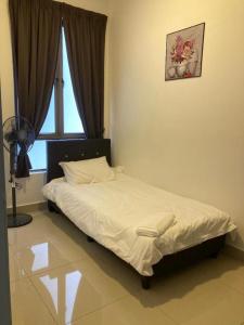 ein Schlafzimmer mit einem Bett mit weißen Laken und einem Fenster in der Unterkunft SmileHome - Palas Horizon Residence 3R2B Apartment in Brinchang