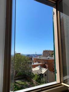 una ventana con vistas a la ciudad en La finestrella sul porto, en Génova