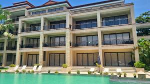 Bazén v ubytování Coralpoint Gardens Suites & Residences nebo v jeho okolí