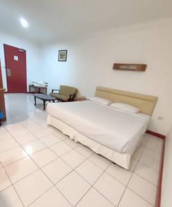 a bedroom with a large white bed in a room at Theatreinn Sri Aman in Sri Aman