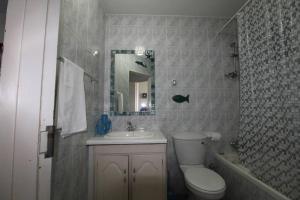 Koupelna v ubytování Margate Beach property + 24 fotografií