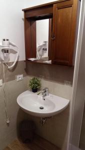 セッテカミニにあるCasa Maginiのバスルーム(洗面台、鏡付)