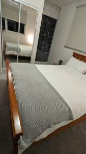 ein Schlafzimmer mit einem großen Bett und einem großen Fenster in der Unterkunft 3 bedroom condo opposite casino. in Melbourne