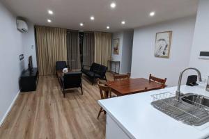 3 bedroom condo opposite casino. tesisinde bir oturma alanı