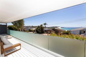 een balkon met uitzicht op de oceaan bij Serendipity in Forster