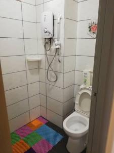 ein kleines Badezimmer mit Toilette und Dusche in der Unterkunft SmileHome - Palas Horizon Residence 3R2B Brinchang in Brinchang