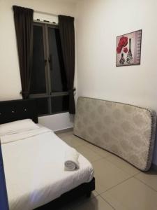 ein Hotelzimmer mit einem Bett und einem Fenster in der Unterkunft SmileHome - Palas Horizon Residence 3R2B Brinchang in Brinchang