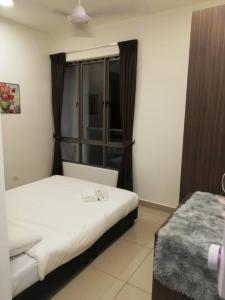 ein Hotelzimmer mit einem Bett und einem Fenster in der Unterkunft SmileHome - Palas Horizon Residence 3R2B Brinchang in Brinchang