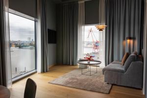 un soggiorno con un divano e un tavolo di Clarion Hotel The Pier a Göteborg