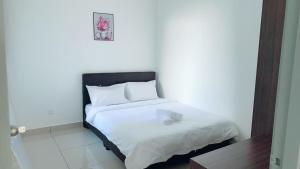 a bedroom with a bed with white sheets at SmileHome - Palas Horizon Residence 4R2B Brinchang in Brinchang