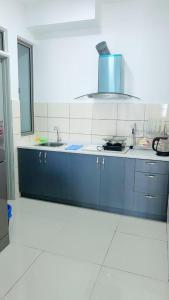 a kitchen with blue cabinets and a sink at SmileHome - Palas Horizon Residence 4R2B Brinchang in Brinchang