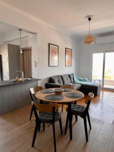 ein Wohnzimmer mit einem Tisch und einem Sofa in der Unterkunft Beach Retreat in town in Korinthos