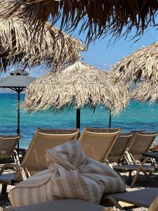 コリントスにあるBeach Retreat in townの浜辺の椅子・傘