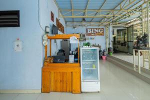 a bng shop with a counter and a refrigerator at RedDoorz near Wisata Museum Angkut 3 in Batu