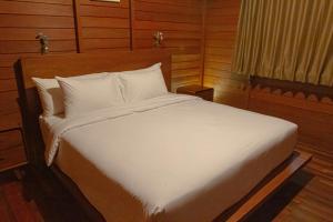 Ένα ή περισσότερα κρεβάτια σε δωμάτιο στο Point of View Hotel & Resort Majalengka