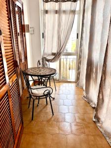 - une table et des chaises dans une chambre avec fenêtre dans l'établissement Apartment VillaMartin Plaza - The Loft, à Orihuela Costa