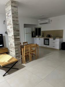a kitchen and living room with a table and chairs at לב במדבר - הצימר של רחלי in Arad