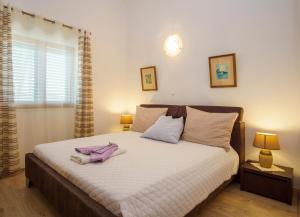 una camera da letto con un letto e due asciugamani di Apartment Villa Slavija a Briševo