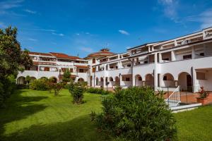 a view of the courtyard of a building at Residence Elle in San Benedetto del Tronto