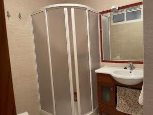 a bathroom with a shower and a sink at Casa Rural con Encanto Chimenea y Parking in Güéjar-Sierra +36 photos