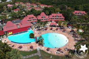 Piscine de l'établissement Studio Ti Karanbol RDC vue mer dans Résidence de Tourisme ou située à proximité