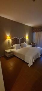 ein Schlafzimmer mit einem großen weißen Bett mit zwei Lampen in der Unterkunft Suite esclusiva Domina Coral Bay Resort Spa & Casino in Sharm El Sheikh