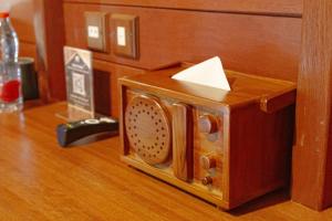 een kleine houten radio zittend op een tafel bij Point of View Hotel & Resort Majalengka in Majalengka