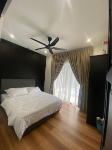 Schlafzimmer mit einem Bett und einem Deckenventilator in der Unterkunft Hovel House in Alor Setar