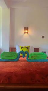 Кровать или кровати в номере Adams Peak Inn
