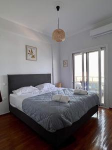 1 dormitorio con 1 cama grande y 2 toallas. en Beach Retreat in town en Kórinthos
