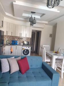 Sharm Hills في شرم الشيخ: غرفة معيشة مع أريكة زرقاء في مطبخ