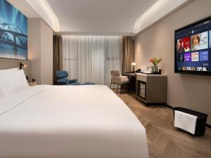 Postel nebo postele na pokoji v ubytování Echarm PLUS International Hotel Zhujiang New Town Wuyangcun Metro Station Branch- Free Deliver Service to Canton Fair Complex During Canton Fair Period