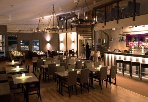 un ristorante con tavoli e sedie e un bar di Hassela Ski Resort a Hassela