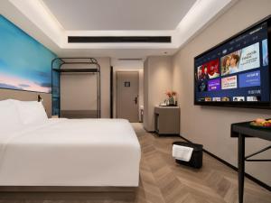 TV a/nebo společenská místnost v ubytování Echarm PLUS International Hotel Zhujiang New Town Wuyangcun Metro Station Branch- Free Deliver Service to Canton Fair Complex During Canton Fair Period