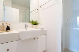 Ένα μπάνιο στο Dunn Bay Apartment 6 I Private Properties +9 φωτογραφίες