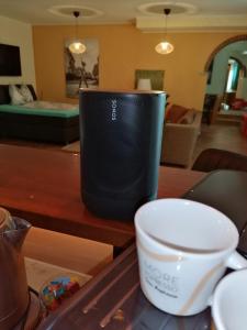 TV a/nebo společenská místnost v ubytování Ferienwohnung Schuhmann Therme Aquapulco Ikuna Erlebnispark Zoo Schmiding 20 min mit Auto entfernt mit Wintergarten und Garten ab 3 Nächte buchbar