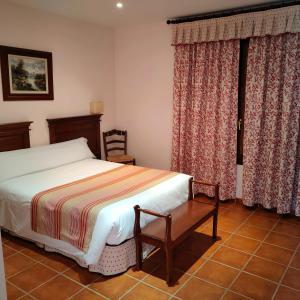 Een bed of bedden in een kamer bij Hotel Rural Carlos Astorga